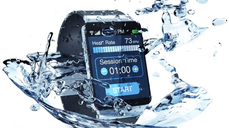 Montre connectée éclaboussée par de leau affichant des données de fréquence cardiaque et de session dentraînement
