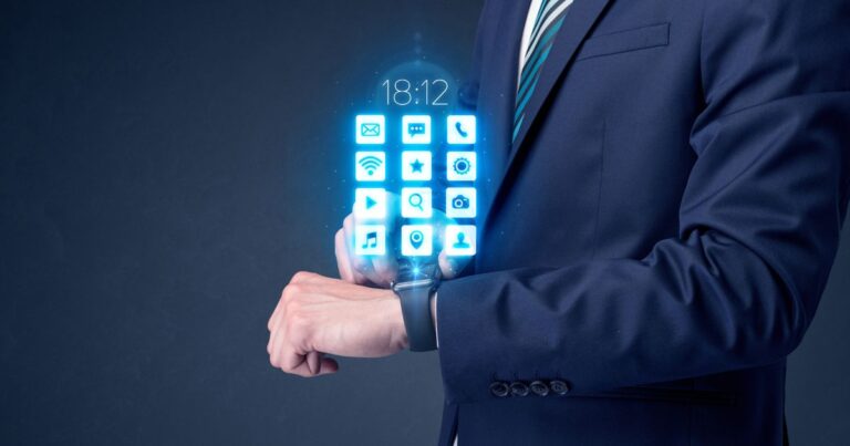 Homme en costume consultant une smartwatch affichant une interface holographique avec des icônes dapplications