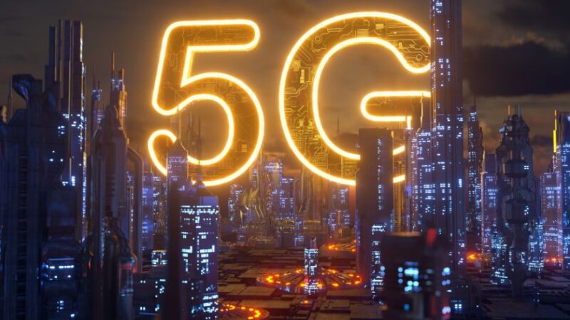 Illustration futuriste dune ville connectée avec un grand symbole lumineux 5G