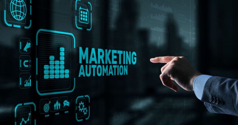 Main dun professionnel pointant vers un écran numérique affichant lexpression Marketing Automation avec des icônes technologiques