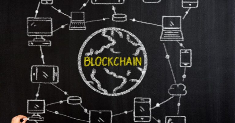 Schéma de réseau blockchain dessiné à la craie reliant différents appareils numériques autour du globe