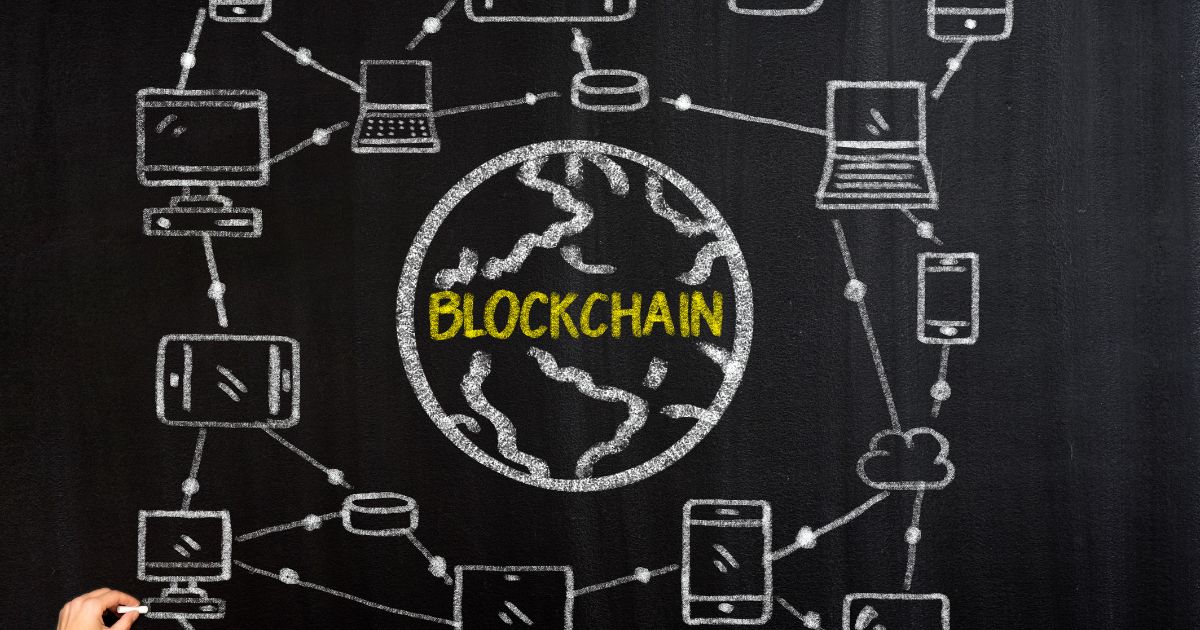Schéma de réseau blockchain dessiné à la craie reliant différents appareils numériques autour du globe
