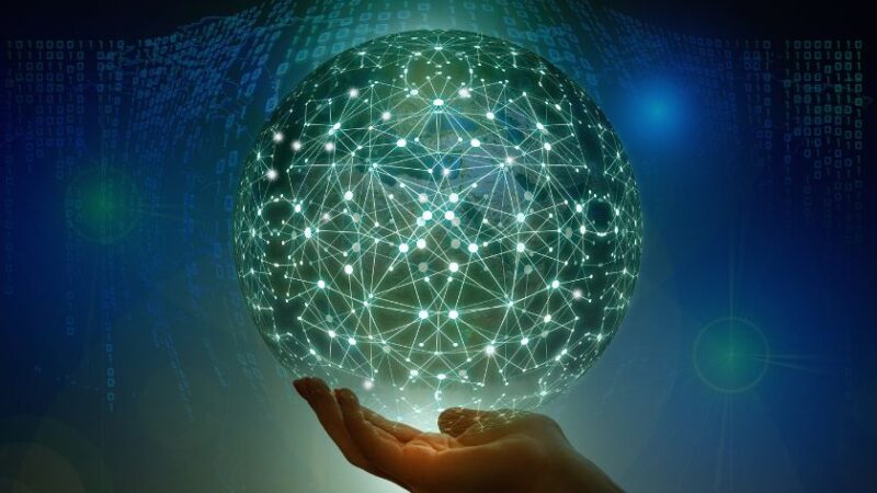 Main tenant un globe numérique représentant un réseau blockchain interconnecté