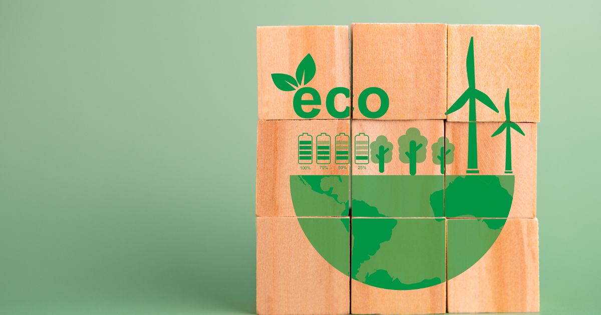 Blocs en bois assemblés formant une illustration écologique avec le mot eco des icônes de batterie des arbres et des éoliennes