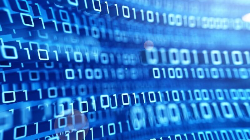 Flux de données binaires en bleu représentant un grand volume dinformations numériques en mouvement