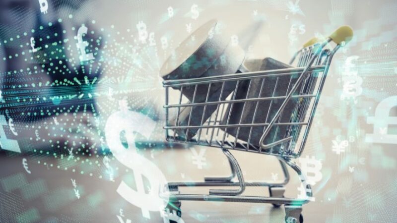 Chariot de courses contenant des colis entouré de symboles monétaires numériques représentant le commerce et la personnalisation