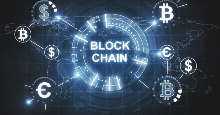 Illustration numérique du mot Blockchain entouré dicônes de devises Bitcoin Dollar Euro sur une carte du monde