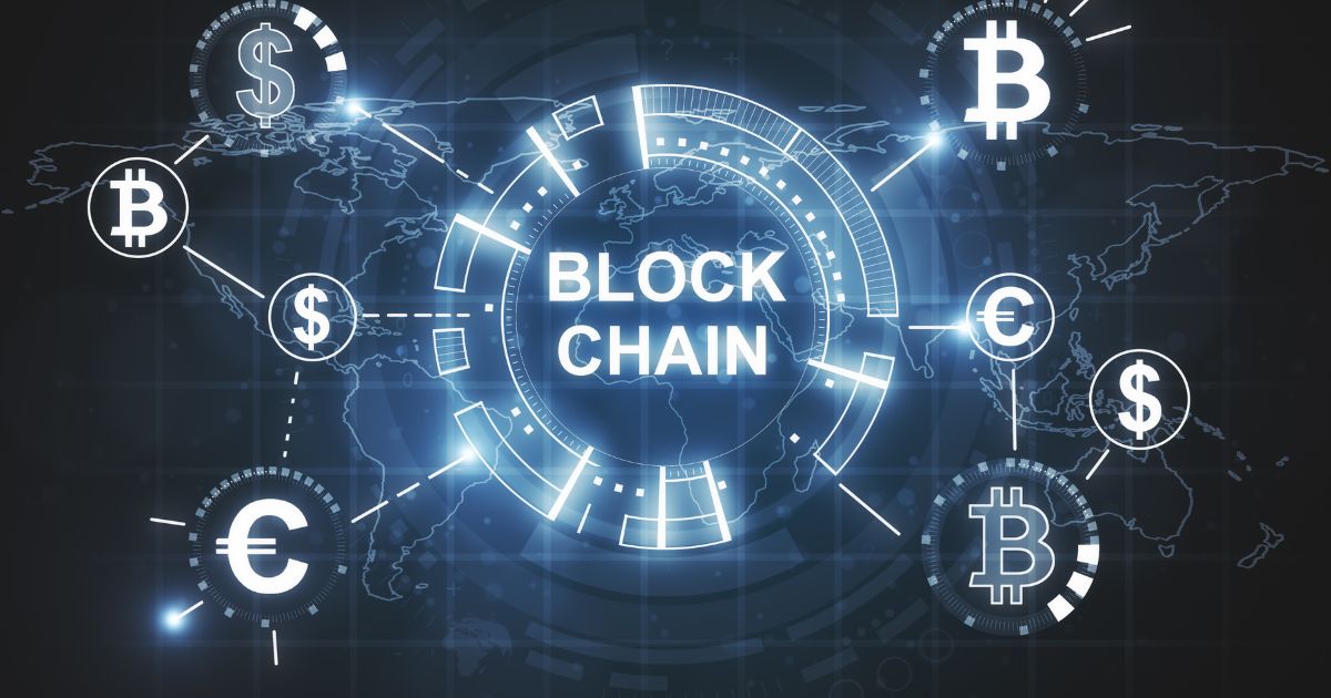 Illustration numérique du mot Blockchain entouré dicônes de devises Bitcoin Dollar Euro sur une carte du monde
