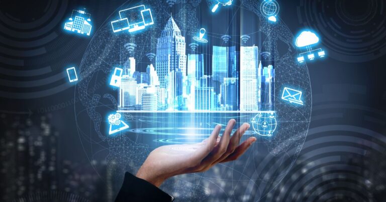 Main tenant une ville numérique connectée avec icônes de technologies durables