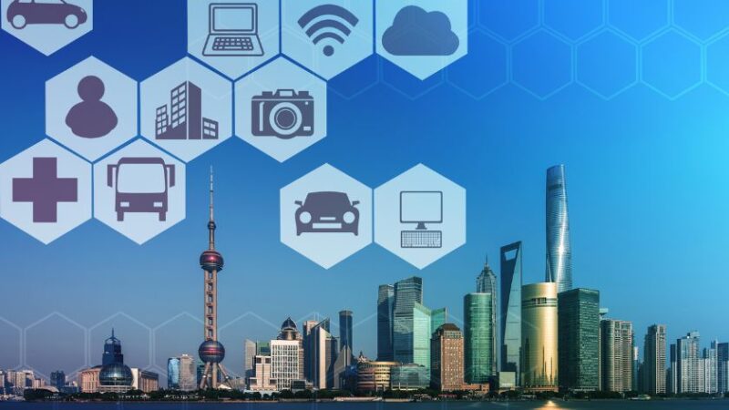 Ville moderne avec des icônes hexagonales représentant des technologies connectées et durables