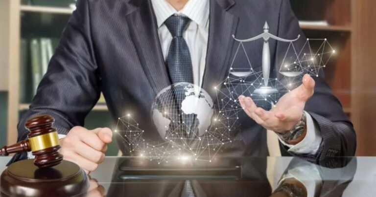 Avocat en costume utilisant des technologies numériques globe et balance holographiques illustrant lIA dans les services juridiques