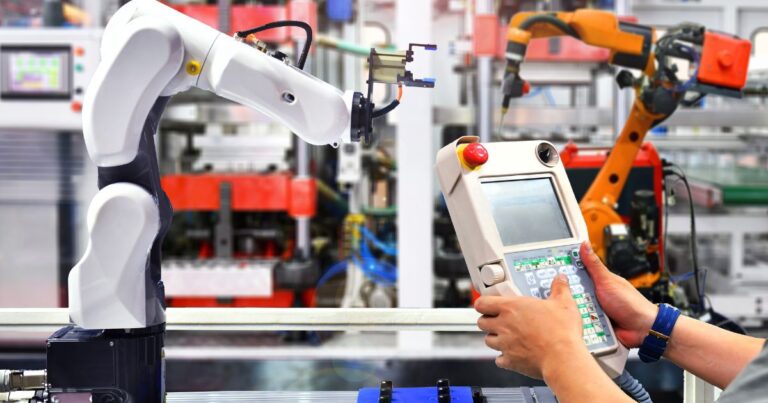 Technicien contrôlant un bras robotisé dans un entrepôt automatisé