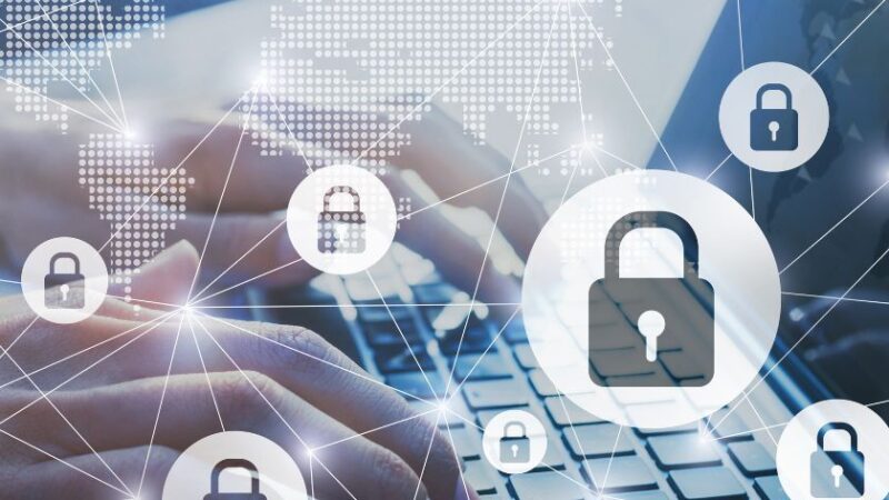 Mains tapant sur un clavier dordinateur avec des icônes de cadenas représentant la cybersécurité et la protection des données