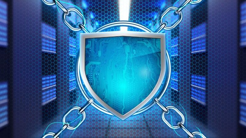 Illustration dun bouclier numérique bleu protégé par des chaînes métalliques dans un centre de données symbolisant la cybersécurité