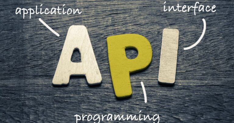Lettres en bois formant lacronyme API entourées de flèches indiquant application interface et programming