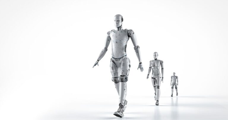 Trois robots humanoïdes marchant en formation sur un fond blanc futuriste
