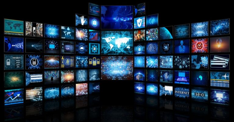 Mur décrans affichant des flux multimédias numériques illustrant la diversité et la complexité des médias modernes