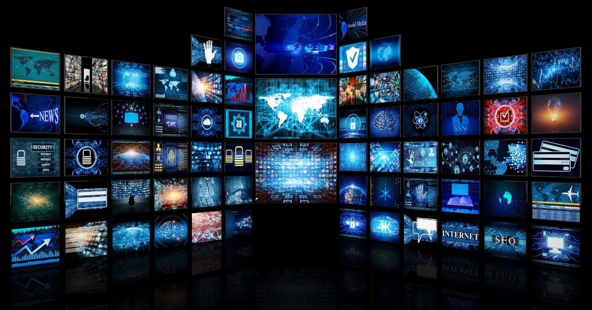 Mur décrans affichant des flux multimédias numériques illustrant la diversité et la complexité des médias modernes