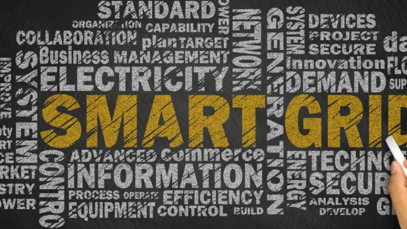Mot SMART GRID en grandes lettres jaunes entouré de termes liés à lénergie et à la gestion électrique sur un fond noir