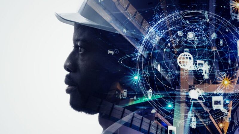 Profil dun ingénieur portant un casque de sécurité avec une superposition dicônes numériques et de connexions en réseau représentant la réalité mixte dans lindustrie