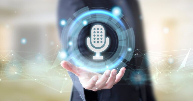 Icône de microphone flottant au dessus dune main entourée dun cercle numérique et de connexions lumineuses
