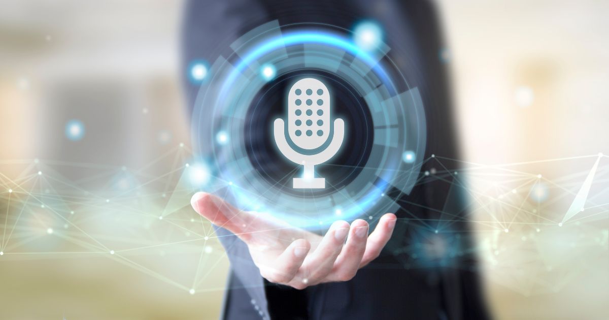 Icône de microphone flottant au dessus dune main entourée dun cercle numérique et de connexions lumineuses