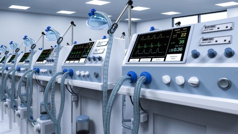 Salle dhôpital équipée de plusieurs machines médicales modernes avec écrans de monitoring affichant des données vitales