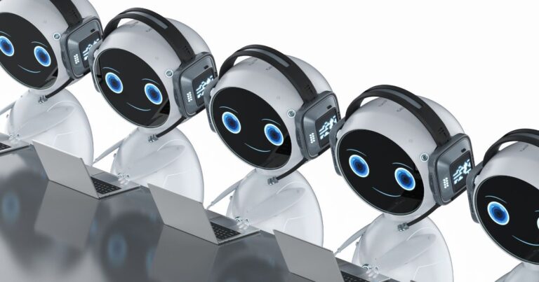 Rangée de robots avec casques travaillant sur des ordinateurs portables représentant lautomatisation du service client