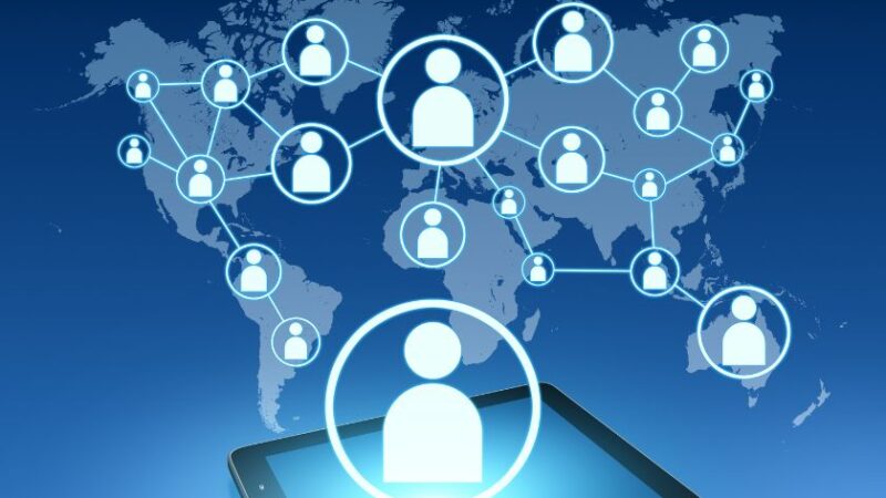 Illustration de la gestion des clients connectés à travers le monde via un réseau numérique, représentée par une tablette et des icônes d’utilisateurs.