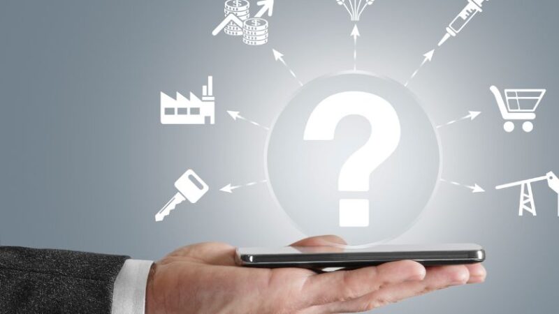 Main tenant un smartphone avec un point dinterrogation et des icônes représentant différents secteurs financiers autour