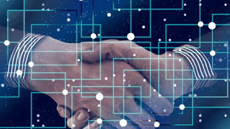 Poignée de main numérique avec des motifs de blockchain représentant la révolution des transactions financières