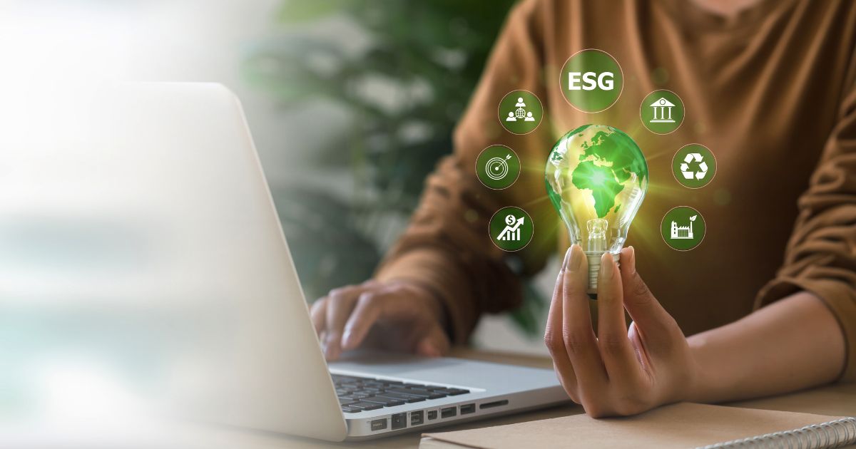 Personne tenant une ampoule verte représentant la planète Terre avec des icônes ESG autour
