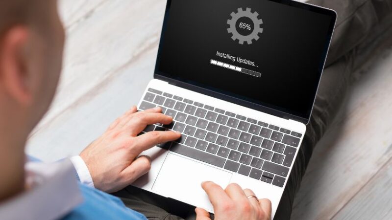 Personne utilisant un ordinateur portable pendant linstallation dune mise à jour logicielle