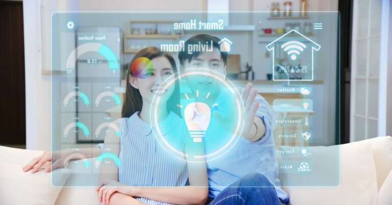 Couple utilisant une interface de maison intelligente avec écran tactile holographique dans un salon moderne
