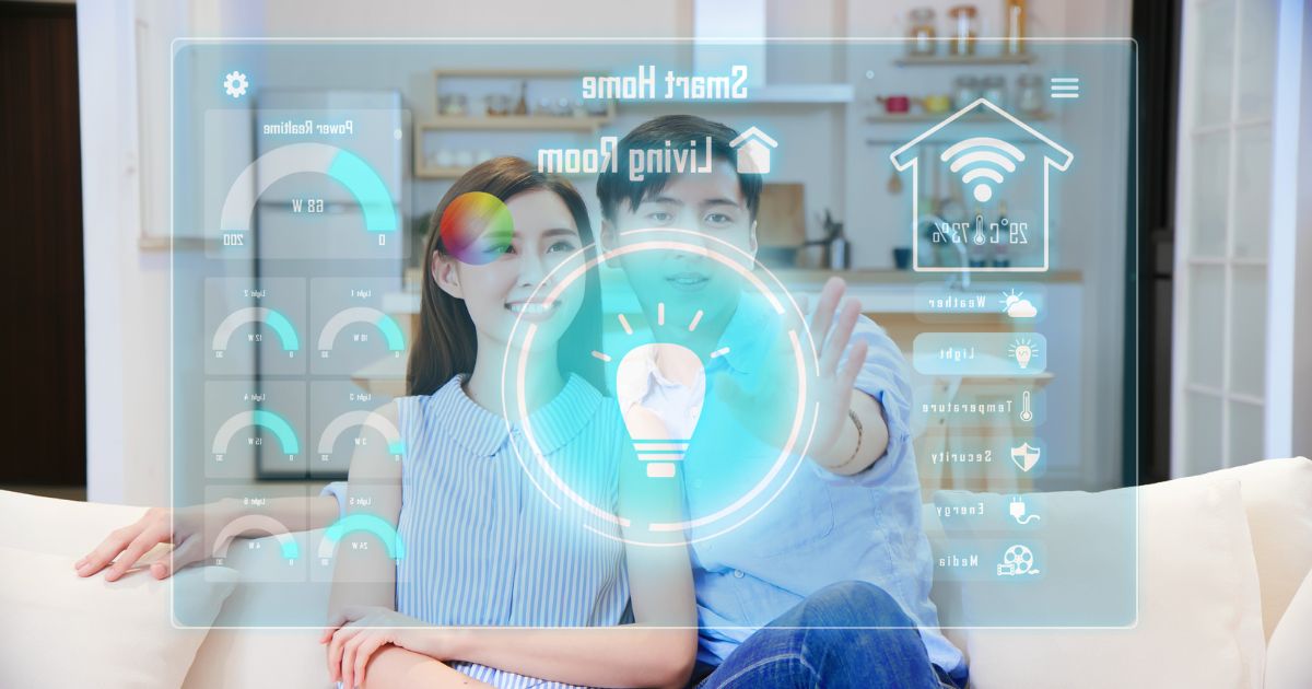 Couple utilisant une interface de maison intelligente avec écran tactile holographique dans un salon moderne