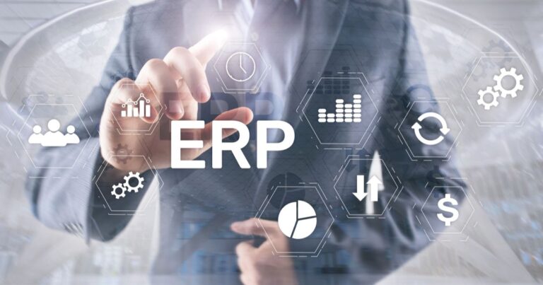 Homme daffaires pointant sur linterface ERP avec des icônes numériques représentant la gestion et loptimisation des processus via lIA