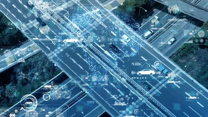 Vue aérienne dun échangeur autoroutier avec superposition dicônes de données et de sécurité