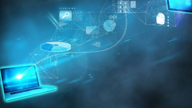 Concept de cybersécurité avec ordinateurs portables connectés par un flux de données numériques