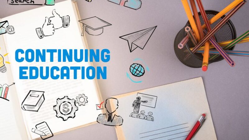 Concept de formation continue avec cahiers crayons icônes éducatives et texte Continuing Education