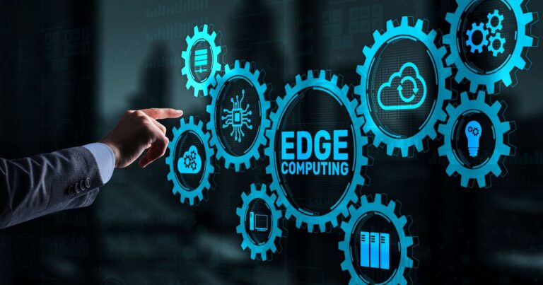 Main pointant vers des engrenages numériques illustrant lEdge Computing et ses applications technologiques