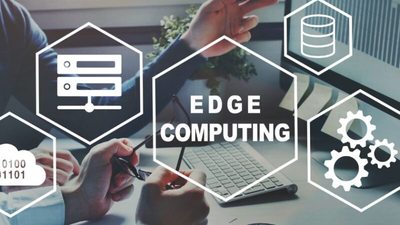 Concept dEdge Computing avec deux personnes travaillant sur un ordinateur entouré dicônes technologiques