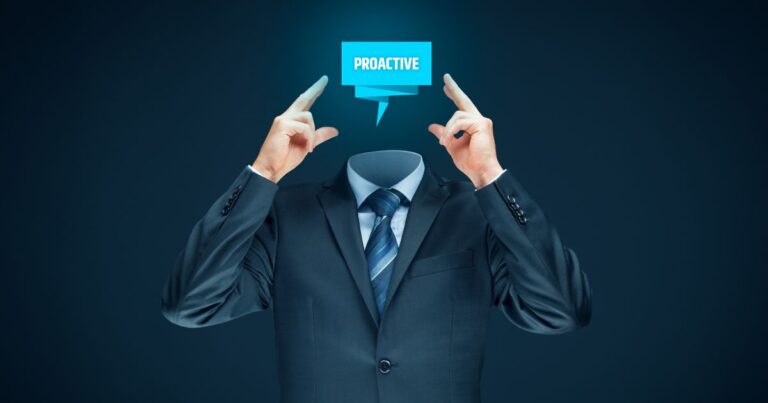 Homme en costume sans tête pointant un panneau bleu marqué Proactive