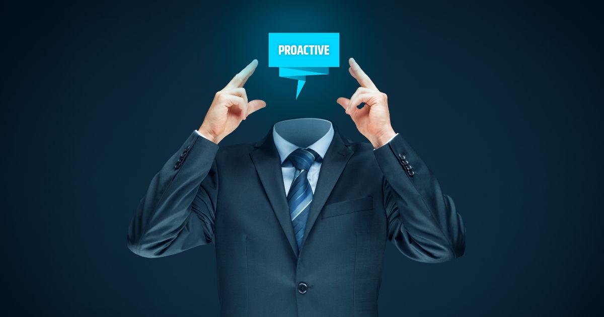 Homme en costume sans tête pointant un panneau bleu marqué Proactive