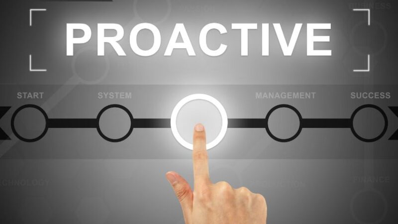 Main touchant une interface numérique avec le mot Proactive et un chemin de progression