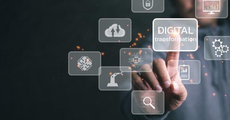 Main interagissant avec une interface numérique affichant Digital Transformation et des icônes technologiques