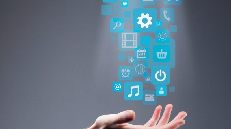 ain ouverte avec des icônes numériques flottantes représentant la transformation digitale