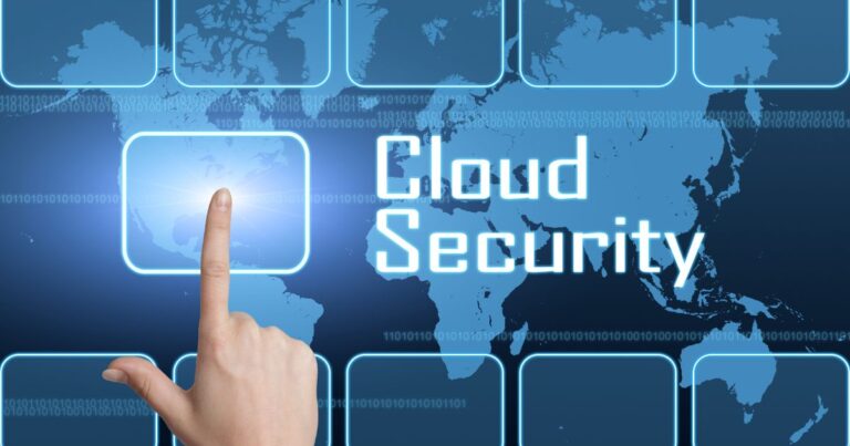 Main pointant sur un écran virtuel affichant Cloud Security avec une carte du monde en arrière plan