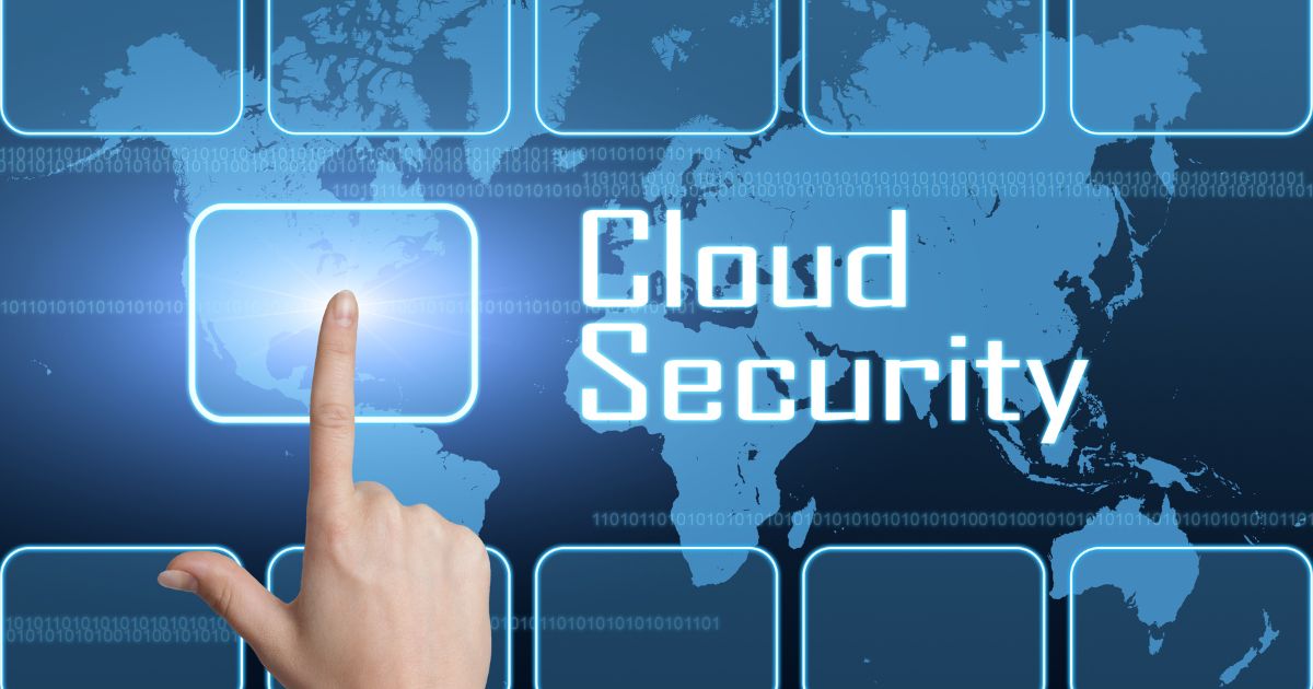 Main pointant sur un écran virtuel affichant Cloud Security avec une carte du monde en arrière plan