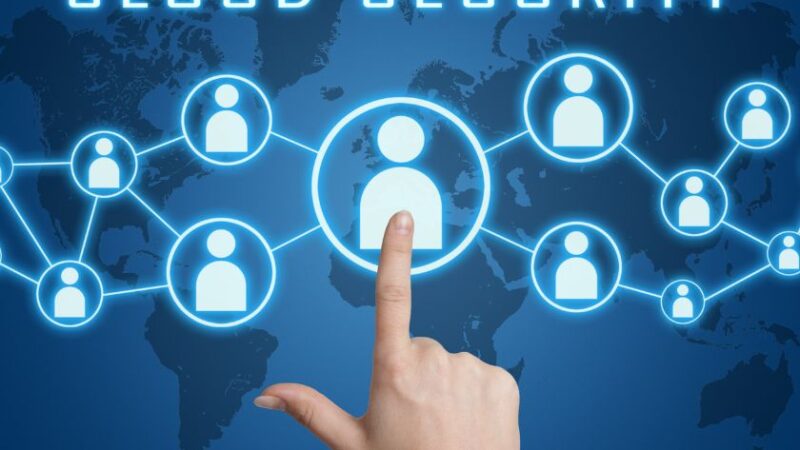 Main pointant une icône dutilisateur sur une carte mondiale connectée avec linscription Cloud Security