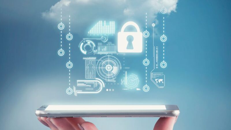 Main tenant un smartphone avec un nuage numérique et une icône de cadenas flottant au dessus